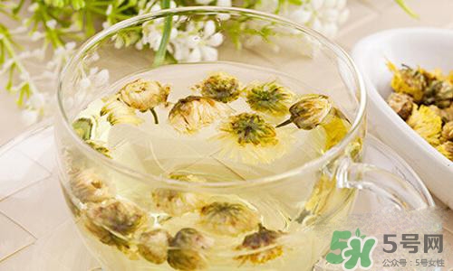 新生兒背上長(zhǎng)了很多小紅疹怎么辦？新生兒長(zhǎng)小紅疹怎么回事？