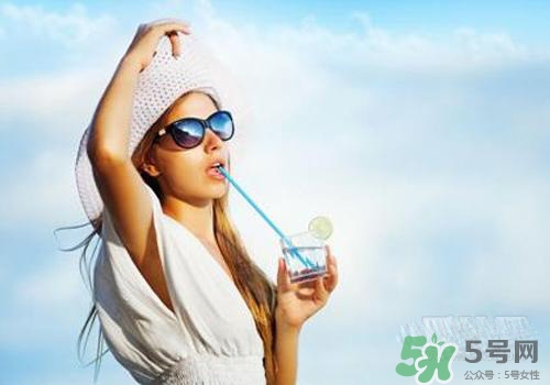 皮膚干多喝水有用嗎？皮膚干一天要喝多少水？