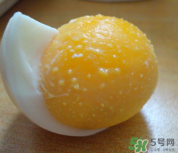 熟雞蛋滾臉有什么好處？熟雞蛋滾臉能吸毒素嗎？