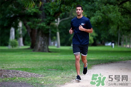 冬天運(yùn)動(dòng)穿什么衣服好？冬天鍛煉穿什么衣服合適？