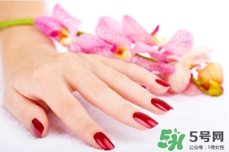 冬天什么顏色指甲油顯手白？冬天顯手白的指甲油顏色？