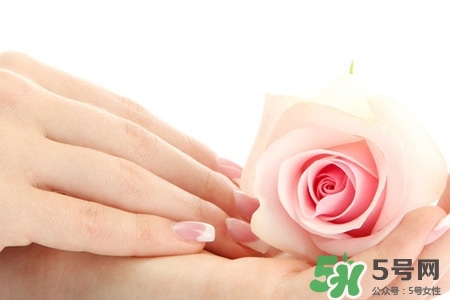冬天什么顏色指甲油顯手白？冬天顯手白的指甲油顏色？