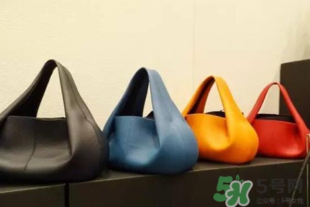 冬天適合背什么樣的包包？冬天背什么顏色的包好看？