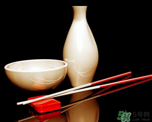 白酒可以帶上飛機嗎？飛機可以托運白酒嗎？