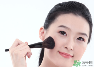 冬天化妝起皮怎么辦？冬天化妝臉干怎么辦？