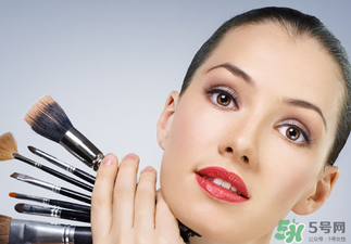 冬天化妝起皮怎么辦？冬天化妝臉干怎么辦？