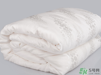 冬天蓋什么被子保暖又舒服？冬天蓋蠶絲被暖和嗎？