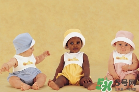 寶寶冬天應(yīng)該穿幾件衣服最好？冬天寶寶穿多少衣服合適？