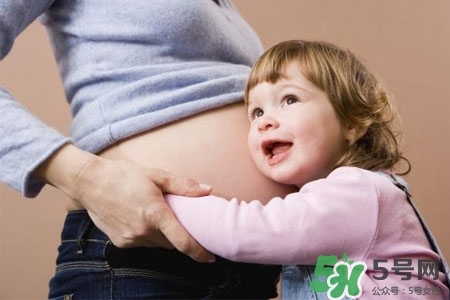 寶寶冬天應(yīng)該穿幾件衣服最好？冬天寶寶穿多少衣服合適？