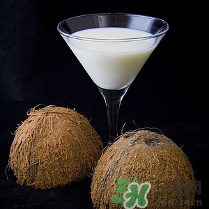 三歲寶寶能喝椰子汁嗎?寶寶喝椰子汁好嗎 三歲寶寶能喝椰子汁嗎?寶寶喝椰子汁好嗎