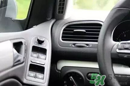 冬天早上車玻璃上的冰霜怎么弄？冬天早上車玻璃上的霧怎么弄？