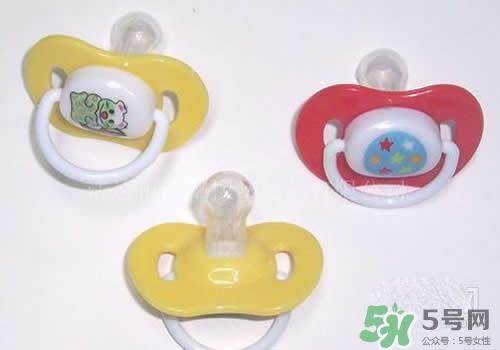 安撫奶嘴乳膠好還是硅膠好？怎么挑選安撫奶嘴？