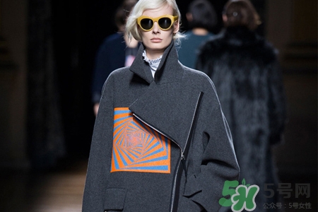 羊毛大衣怎么洗比較好？羊毛呢子大衣自己在家怎么洗？