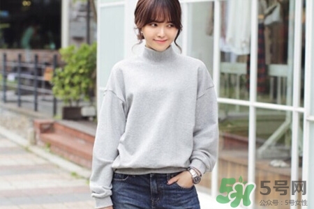 冬天衛(wèi)衣里面穿什么？套頭衛(wèi)衣里面還穿衣服么？