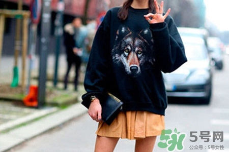 冬天衛(wèi)衣里面穿什么？套頭衛(wèi)衣里面還穿衣服么？