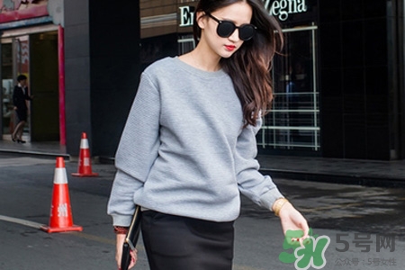 衛(wèi)衣穿大點好看嗎？女生衛(wèi)衣穿大點好看嗎？