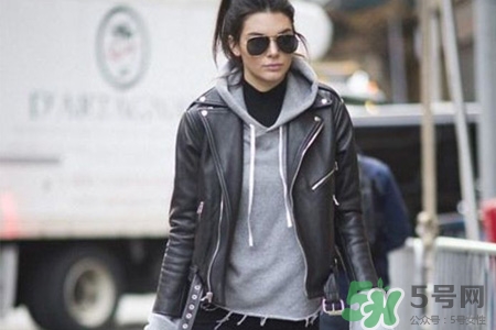 衛(wèi)衣能貼身穿嗎？套頭衛(wèi)衣可以貼身穿嗎？