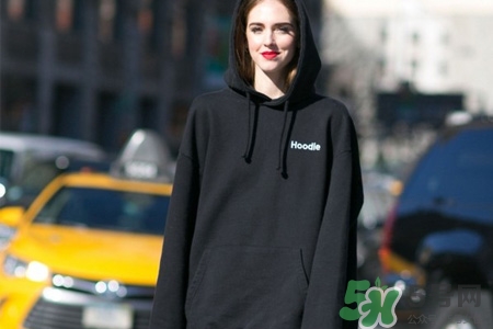 衛(wèi)衣能貼身穿嗎？套頭衛(wèi)衣可以貼身穿嗎？