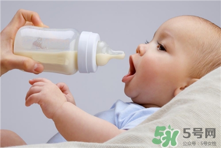 喝配方奶粉需要喝水嗎?喝奶粉的寶寶一天要喝多少水? 喝配方奶粉需要喝水嗎?喝奶粉的寶寶一天要喝多少水?