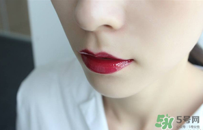 圣羅蘭唇釉怎么涂？ysl唇釉怎么涂好看？