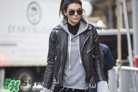 冬天穿皮衣和羽絨服哪個(gè)更保暖？冬天穿皮衣好還是羽絨服好？