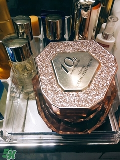 伊思十周年限量套裝粉色和黑色區(qū)別 伊思十周年限量版功效 伊思十周年限量套裝粉色和黑色區(qū)別 伊思十周年限量版功效