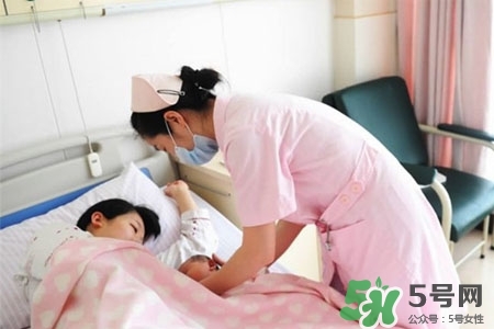 冬天哺乳穿什么？冬天哺乳期穿什么衣服喂奶好？