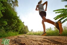 冬天穿什么運(yùn)動鞋好？冬天適合穿什么運(yùn)動鞋？