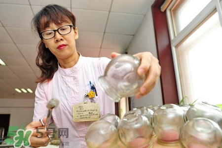 冬天拔罐好還是刮痧好？冬天刮痧和拔罐哪個(gè)效果好？