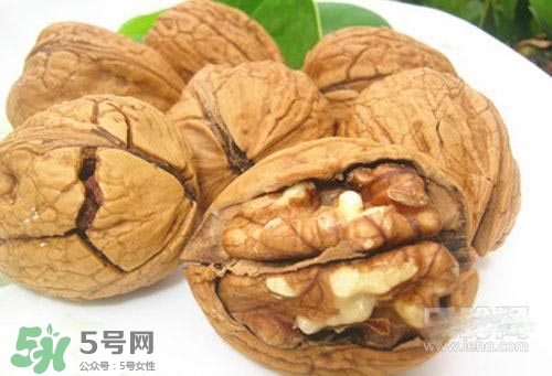 松子和核桃哪個營養(yǎng)價值更高？松子和核桃哪個更容易發(fā)胖？