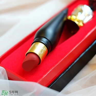 cl黑管口紅和金管有什么區(qū)別？cl黑管和cl金管哪個好？