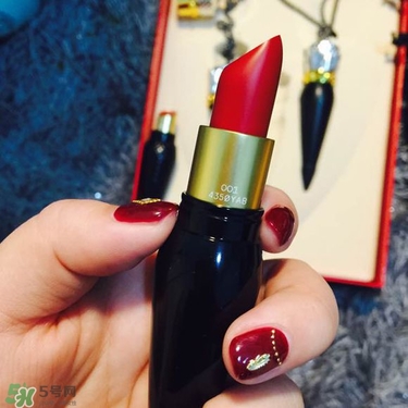 cl黑管口紅和金管有什么區(qū)別？cl黑管和cl金管哪個好？