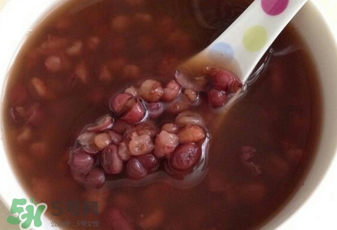 紅豆薏米粥的營養(yǎng)價值 紅豆薏米粥的功效與作用及做法 紅豆薏米粥的營養(yǎng)價值 紅豆薏米粥的功效與作用及做法