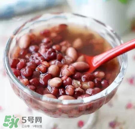 紅豆薏米粥的營養(yǎng)價值 紅豆薏米粥的功效與作用及做法 紅豆薏米粥的營養(yǎng)價值 紅豆薏米粥的功效與作用及做法