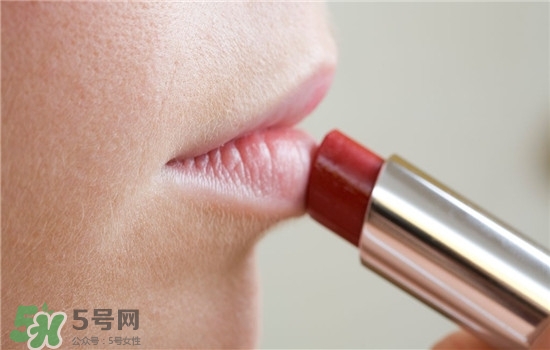 防曬唇膏要卸妝嗎？防曬唇膏晚上可以用嗎？