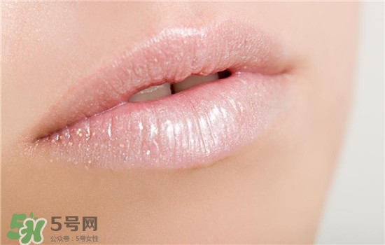 防曬唇膏要卸妝嗎？防曬唇膏晚上可以用嗎？