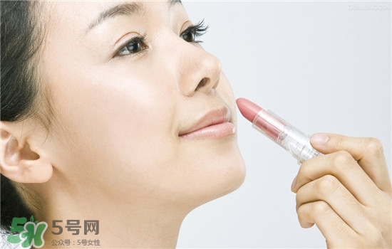 防曬唇膏要卸妝嗎？防曬唇膏晚上可以用嗎？