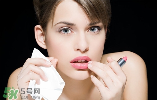 防曬唇膏要卸妝嗎？防曬唇膏晚上可以用嗎？