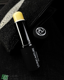 living nature口紅和km口紅哪個好？ living nature口紅試色