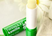 小甘菊唇膏小孩能用嗎？herbacin賀本清小甘菊唇膏小孩可以用嗎？