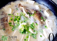 鯽魚豆腐湯的營養(yǎng)價(jià)值 鯽魚豆腐湯的功效與作用及做法