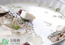 鯽魚豆腐湯的營養(yǎng)價(jià)值 鯽魚豆腐湯的功效與作用及做法