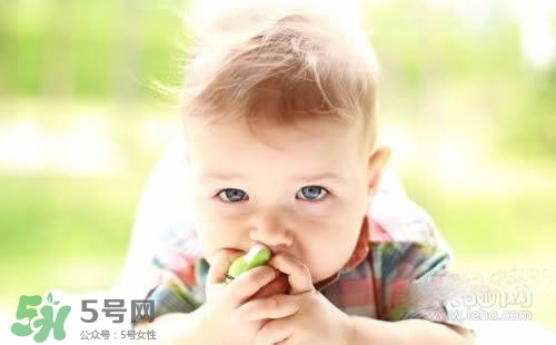 寶寶喜歡咬下嘴唇是怎么回事？寶寶喜歡咬下嘴唇怎么辦？
