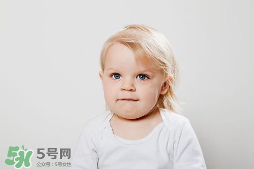 寶寶喜歡咬下嘴唇是怎么回事？寶寶喜歡咬下嘴唇怎么辦？