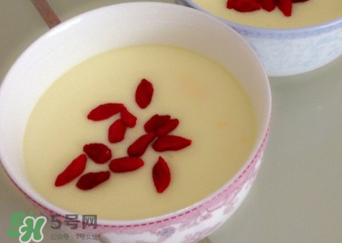 牛奶燉蛋的營養(yǎng)價(jià)值 牛奶燉蛋的功效與作用及做法 牛奶燉蛋的營養(yǎng)價(jià)值 牛奶燉蛋的功效與作用及做法