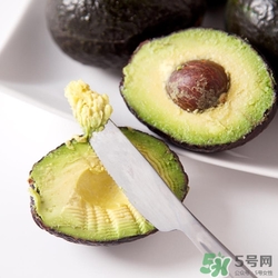 牛油果青色的可以吃嗎?牛油果青的好還是黑的好 牛油果青色的可以吃嗎?牛油果青的好還是黑的好