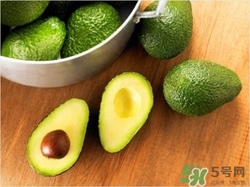 牛油果青色的可以吃嗎?牛油果青的好還是黑的好 牛油果青色的可以吃嗎?牛油果青的好還是黑的好