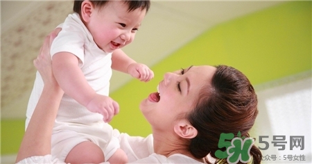 坐月子上火能喂奶嗎?媽媽上火了還能喂奶嗎? 坐月子上火能喂奶嗎?媽媽上火了還能喂奶嗎?