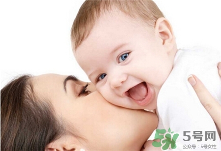 坐月子上火能喂奶嗎?媽媽上火了還能喂奶嗎? 坐月子上火能喂奶嗎?媽媽上火了還能喂奶嗎?