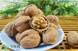 核桃皮發(fā)黑是怎么回事？核桃皮是黑色的能吃嗎？